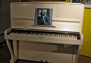 Archivo:EltonJohnPiano