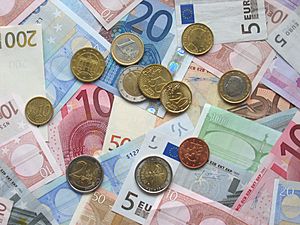 Archivo:Euro coins and banknotes