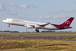 Archivo:F-GLZL A340 Air Madagascar (8023478348)