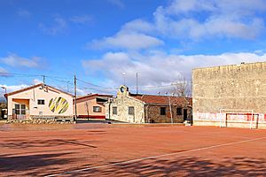 Archivo:Frontón y ayuntamiento en El Manzano