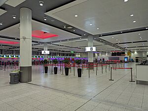 Archivo:Gatwick North terminal check-in zones A and B