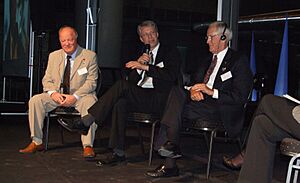Archivo:Igor Volk, Thomas Reiter, Charlie M. Duke, Technik-Museum