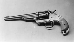 Archivo:Jesse James; his 44 Hopkins & Allen pistol, 1873 model