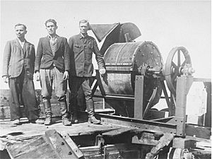 Archivo:Jewish prisoners forced to work for a Sonderkommando 1005 unit pose next to a bone crushing machine in the Janowska concentration camp