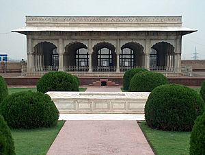 Archivo:July 9 2005 - The Lahore Fort-Front center view of hall of special audience