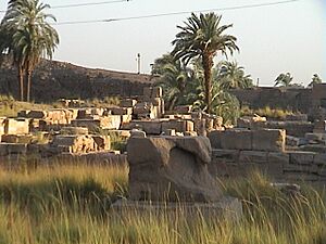 Archivo:Karnak temple Montou 03