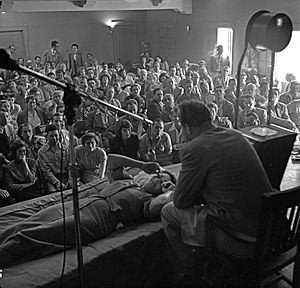 Archivo:L. Ron Hubbard conducting Dianetics seminar in Los Angeles in 1950