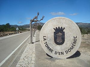 Archivo:La Torre d'en Doménec, inscripción sobre una muela de piedra de molino de aceite