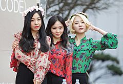 Archivo:Ladies' Code at a fansign in Shinsegae inMarch 2016 03
