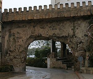 Archivo:Letur-Albacete-Spain-city-wall