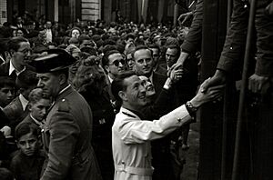Archivo:Llegada de integrantes de la División Azul a la estación del Norte (34 de 40) - Fondo Marín-Kutxa Fototeka