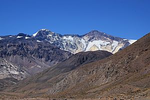 Archivo:Marmolejo Volcano, central Chile