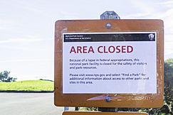 Archivo:Muir Beach Overlook (San Francisco), closed for govt shutdown December 2018