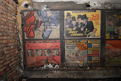 Archivo:Old film movie posters in disused area at Notting Hill Gate tube station, London - 2010 (4669213137)
