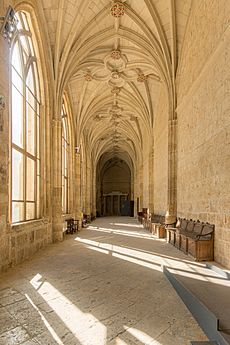 Archivo:Palencia Cathedral 2023 - Cloister
