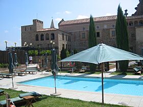 Parador Plasencia Garten und Pool.JPG