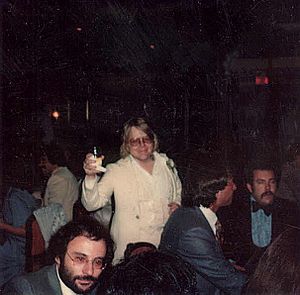 Archivo:Paul Williams at a party in 1976