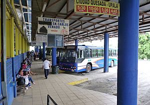 Archivo:People waiting at Ciudad Quesada, Costa Rica bus station