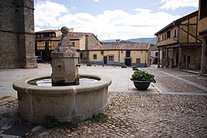 Archivo:Plaza Mayor de Bonilla de la Sierra