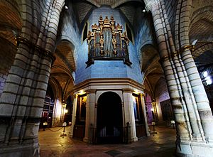 Archivo:Puerta de la cripta de la Catedral de Badajoz