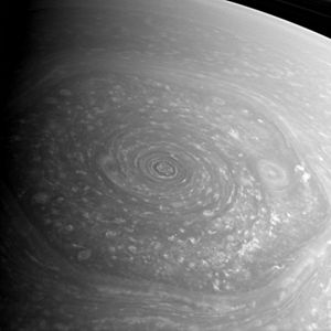 Archivo:Saturn north polar hexagon 2012-11-27