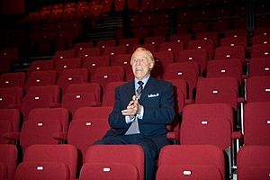 Archivo:Sir Bruce Forsyth opening The Sir Bruce Forsyth Auditorium at Millfield Theatre on October 6th 2009 2014-08-10 12-29
