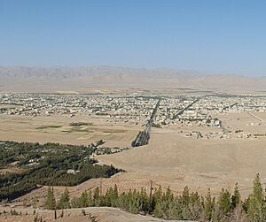 Archivo:Skyline of Abadeh from a mountain