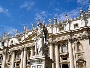 Archivo:StPaul statue with StPeter Basilica