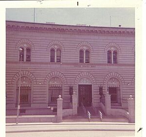 Archivo:The U.S. Mint in Denver (1972)