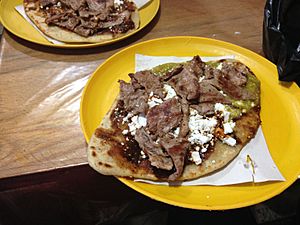 Archivo:Tlacoyo con bistec, salsa de pasilla y salsa verde