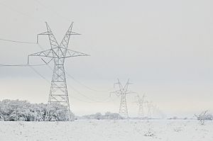 Archivo:Transmission towers and lines with snow in East Texas