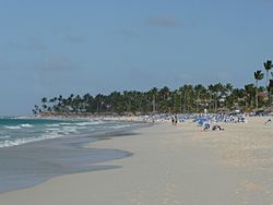 Archivo:View southwards along coastline at Punta Cana 6