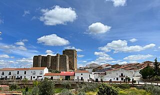 Vista diurna del Castillo de Villagarcía de la Torre y la azoteilla.jpg