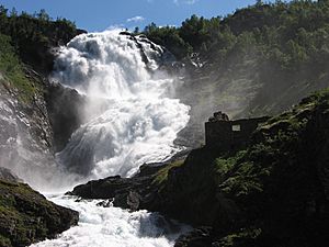 Archivo:Waterfall in Norway