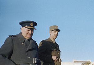 Archivo:Winston Churchill with General de Gaulle during an inspection of French troops at Marrakesh in Morocco, January 1944. TR1505