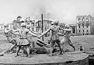 Archivo:Фонтан «Детский хоровод» в Сталинграде после налета немецкой авиации