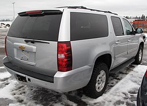 Archivo:2013 Chevrolet Suburban 1500 LT in Silver Ice Metallic, Rear Right, 12-25-2021