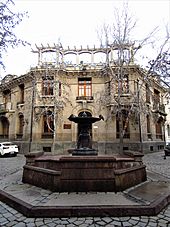 Archivo:2017 Santiago de Chile - Fuente en el barrio concha y Toro