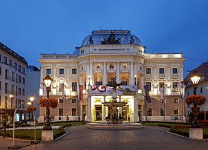 Archivo:2018-06-25 Slovak National Theatre (old building)