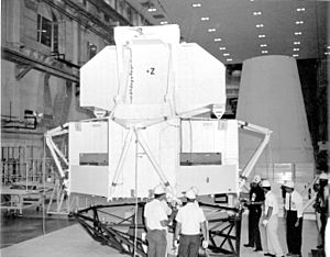 Archivo:67-H-1230 Lunar module LTA-2 R
