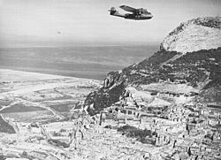 Archivo:A Catalina flies by the North Front of the Rock as it leaves Gibraltar on a patrol (March 1942)