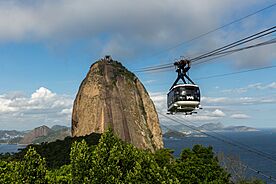 Archivo:Bondinho do Pão de Açúcar by Diego Baravelli