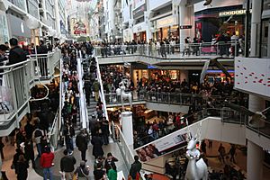 Archivo:Boxing Day at the Toronto Eaton Centre