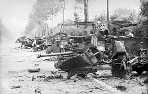 Archivo:Bundesarchiv Bild 101I-738-0267-21A, Villers-Bocage, zerstörte Militärfahrzeuge