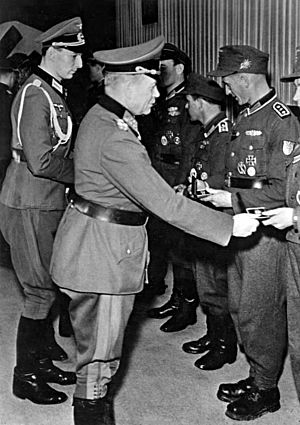 Archivo:Bundesarchiv Bild 183-J28838, Guderian überreicht die Goldene Nahkampfspange