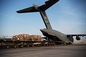 Archivo:C-17 is loaded at Al Udeid Air Base with medical supplies for Lebanon Aug 2020
