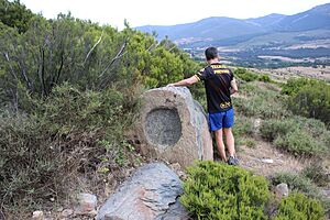 Archivo:Cantera de piedra en Cunas, elemento sin identificar.