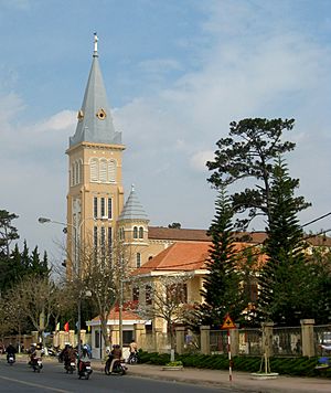 Archivo:Cathedral of Da Lat 05