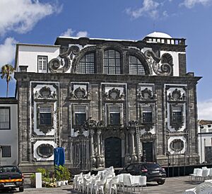Archivo:Church of Jesuite Collegium Ponta Delgada (cropped)