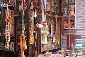 Archivo:Different types of Japa mala (prayer beads) selling in Varanasi, India